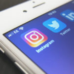 Smartphone mit Instagram, Twitter und LinkedIn Apps