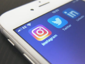 Smartphone mit Instagram, Twitter und LinkedIn Apps