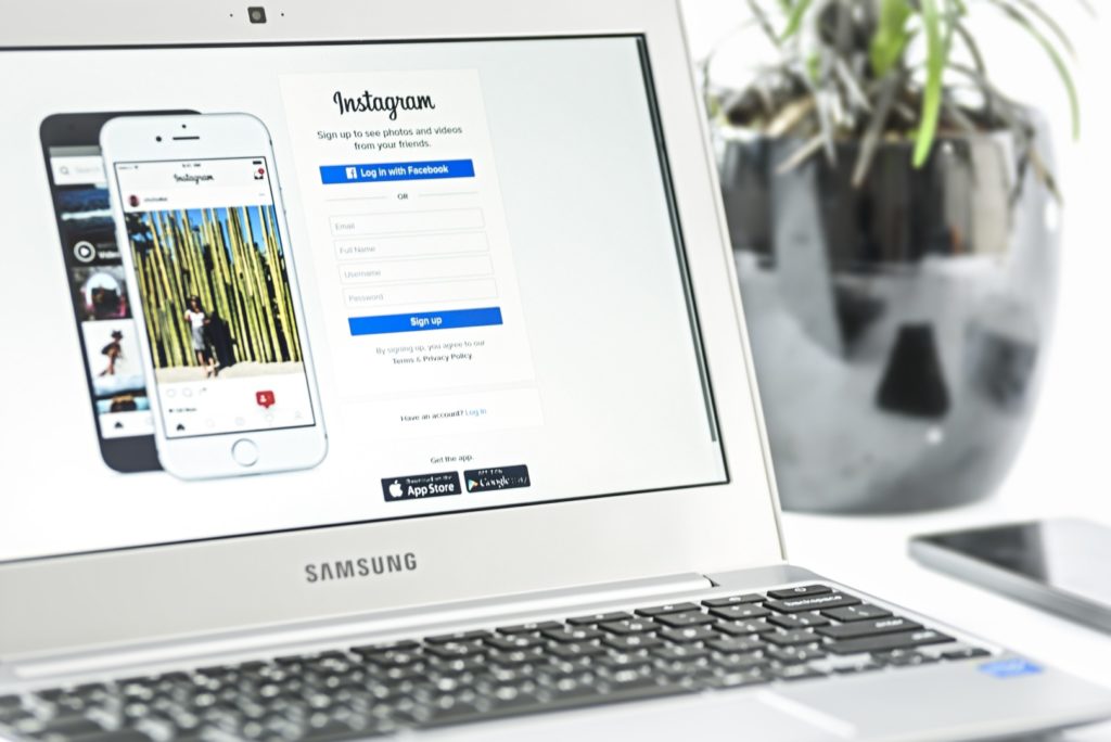 Instagram B2B Marketing: Laptop mit geöffneter Instagram Website