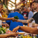 Menschen auf einem Wochenmarkt: Märkte sind Gespräche, besagt das Cluetrain Manifest