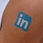 LinkedIn lässt die Muskeln spielen: Für Seiten oder Profile im B2B die beste Plattform