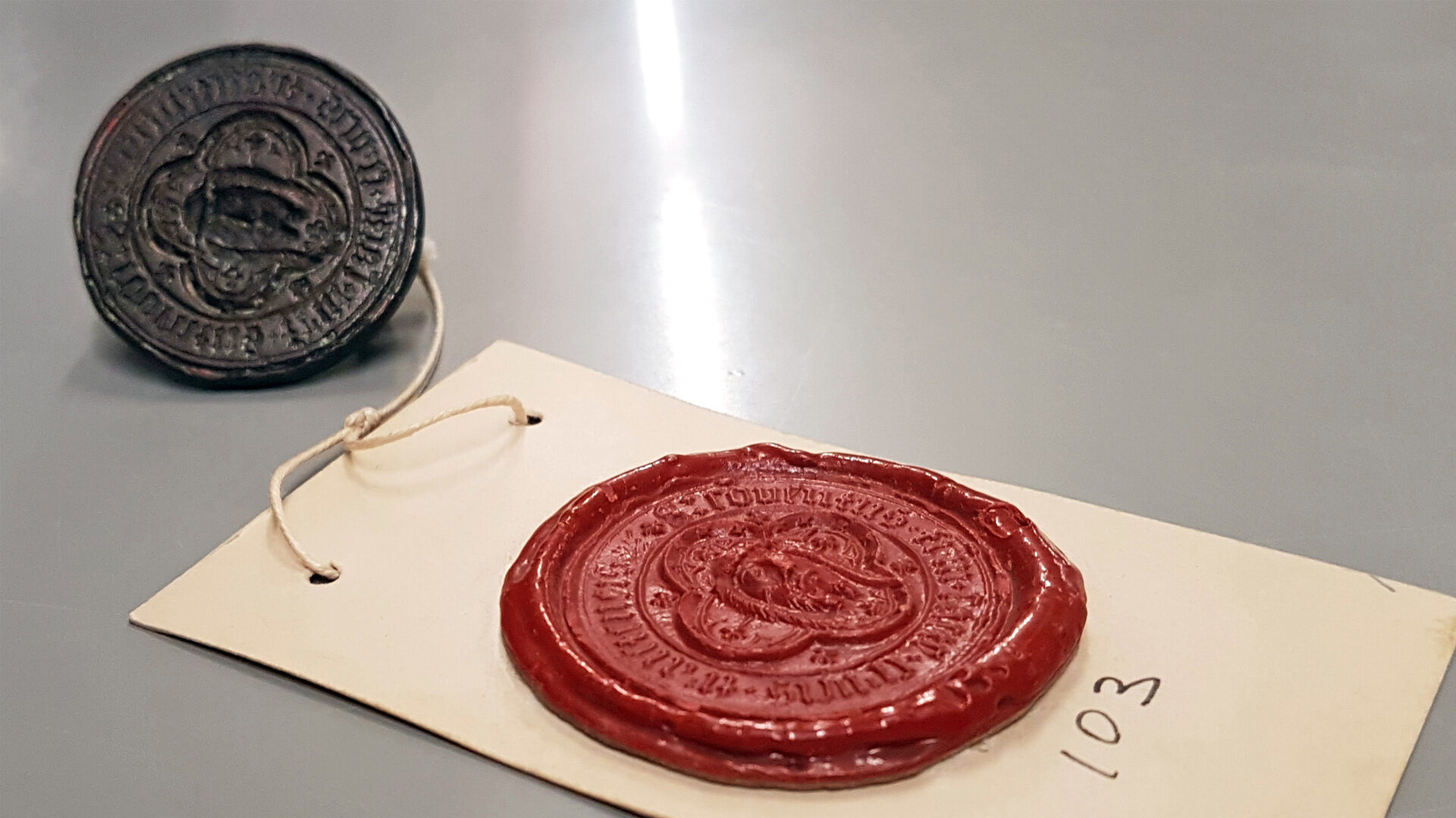NFTs folgen der Tradition von Siegeln – auch sie werden geprägt (Minting)