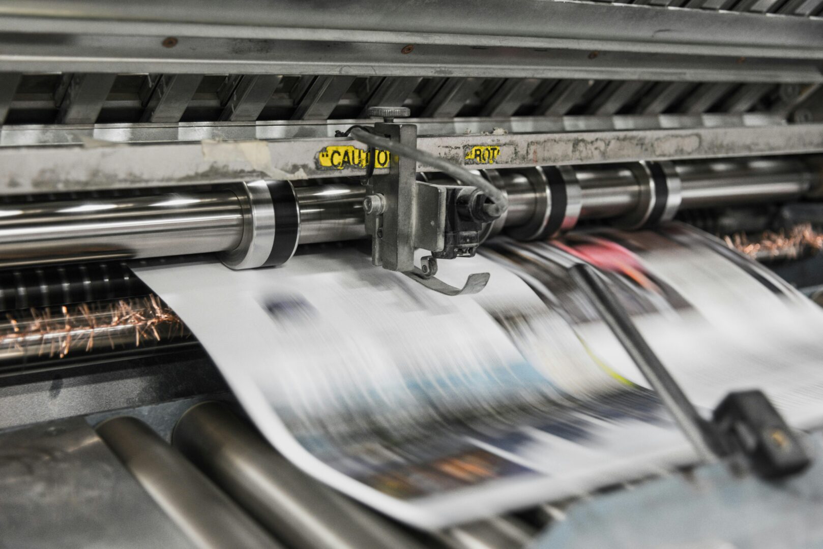 Druckmaschine in Aktion: Ist Print tot?